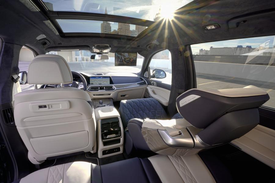 Интерьер BMW X7 ZeroG Lounger (G07) 2020 года  (фото 2 из 13)